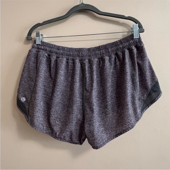 Lululemon Sz 12 Hotty Hot Short 2.5' Heather Lux
Multi Black / Heathered Black - Picture 6 of 12